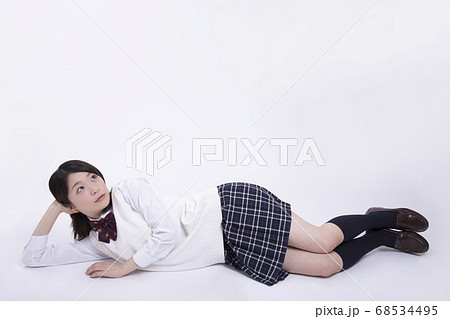 寝転ぶ女子高校生 寝転ぶ女子高校生 68534495