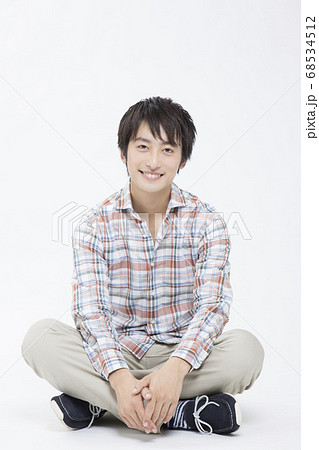 胡坐をかく男子大学生 68534512