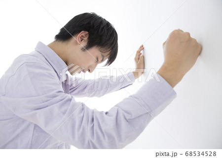 落ち込む男性 68534528