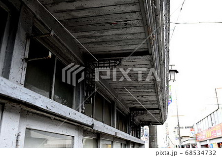 地方商店街の廃業した商店の廃屋 地方商店街の廃業した商店の廃屋 68534732