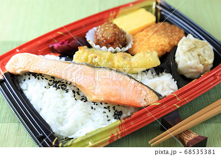 おいしい鮭弁当 おいしい鮭弁当 68535381