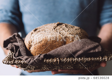 Homemade wholemeal bread 68536028