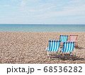 海辺のデッキチェア　ブライトンビーチ　イギリス 68536282