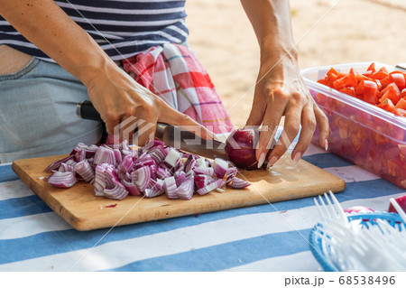 Demonstration cooking, chopping onion at farmers street food market 68538496