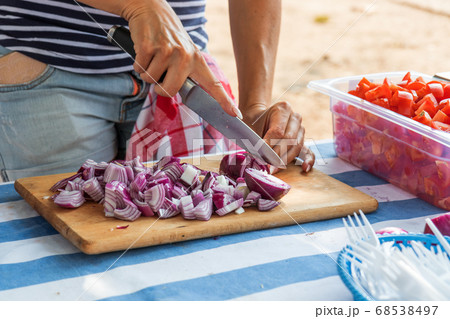 Demonstration cooking, chopping onion at farmers street food market 68538497