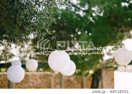 Paper lanterns. A garland of paper balls. 68538501