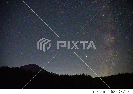 富士山に星降る夜空を・・・　山梨 68538718