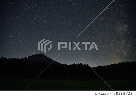 富士山に星降る夜空を・・・　山梨 68538722