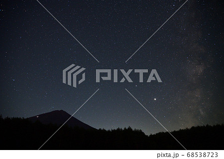 富士山に星降る夜空を・・・　山梨 68538723