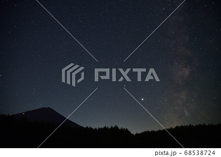 富士山に星降る夜空を・・・　山梨 68538724
