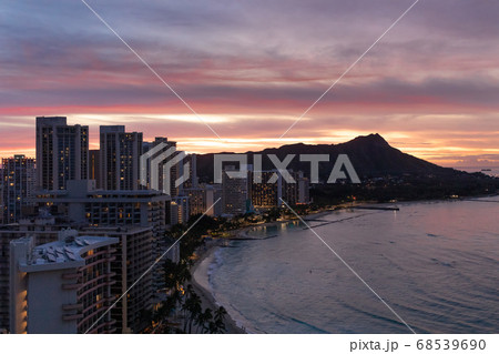 ハワイのワイキキビーチとダイヤモンドヘッド シェラトンホテル30階からの朝焼け ハワイのワイキキビーチとダイヤモンドヘッド シェラトンホテル30階からの朝焼け 68539690