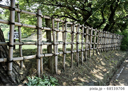 竹柵で仕切られた皇居のお堀の写真素材