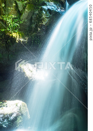 足柄山の縁結びの滝 68540450