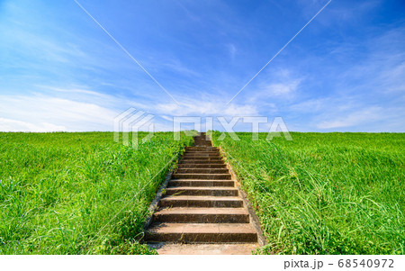 土手の階段と青空 68540972