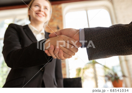 Close up of businessmen shaking hands in conference room 68541034