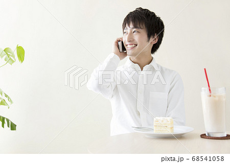 カフェで電話する男性 68541058