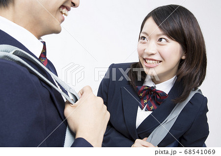 会話する高校生 68541069