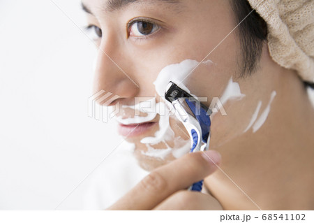 髭剃りをする男性 68541102