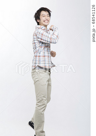 ガッツポーズをする大学生 68541126
