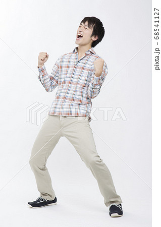 ガッツポーズをする大学生 ガッツポーズをする大学生 68541127