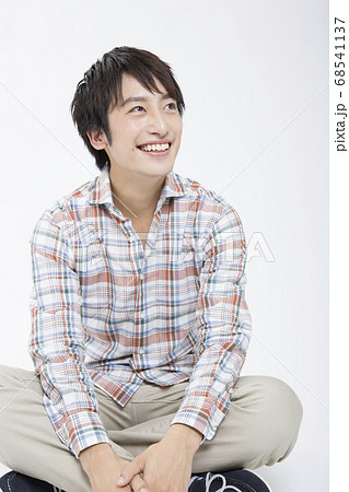 胡坐をかく男性 68541137
