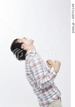 ガッツポーズをする受験生 68541146