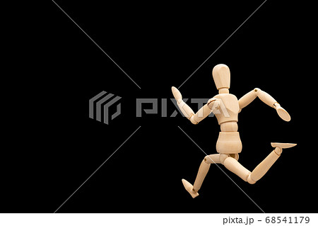 走る人　逃げる　追いかける 68541179