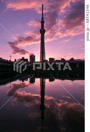 初日の出直前の東京スカイツリー（2019年1月1日） 68541346