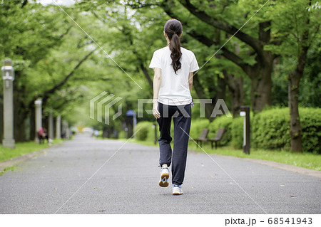 ウオーキングするシニア女性の後ろ姿 68541943