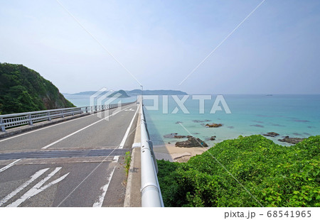 下関市角島に続く角島大橋とエメラルドグリーンの海は絶景スポット 下関市角島に続く角島大橋とエメラルドグリーンの海は絶景スポット 68541965