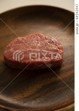 アカシアプレートにのせた生の牛フィレステーキ アカシアプレートにのせた生の牛フィレステーキ 68542047