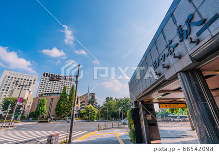日本の東京都市景観　閑散とする四ツ谷駅（四ッ谷駅）や上智大学などを望む＝8月16日 68542098