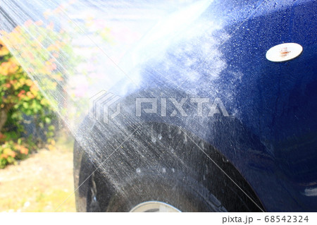 キラキラの水しぶきをあげる夏の日の洗車 68542324
