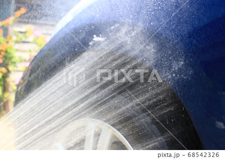 キラキラの水しぶきをあげる夏の日の洗車 68542326