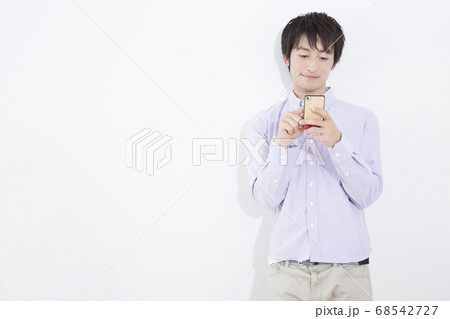 スマホを見る男性 68542727