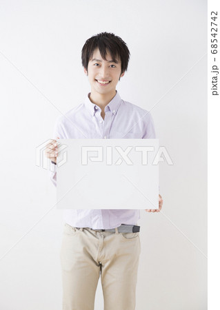 メッセージボードを持つ男性 68542742