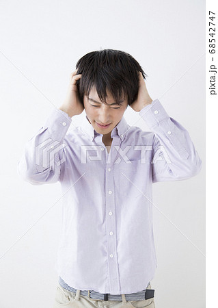 頭を抱える男性 68542747