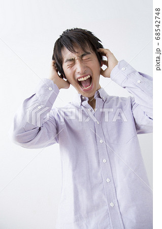 頭を抱える男性 68542748