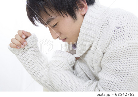 風邪の男性 風邪の男性 68542765
