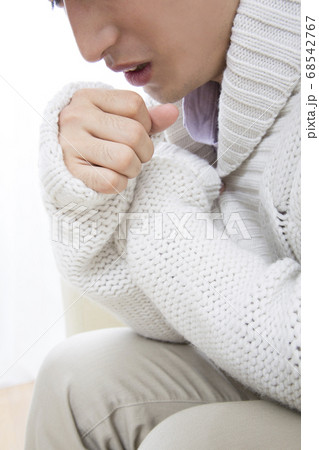 風邪の男性 風邪の男性 68542767