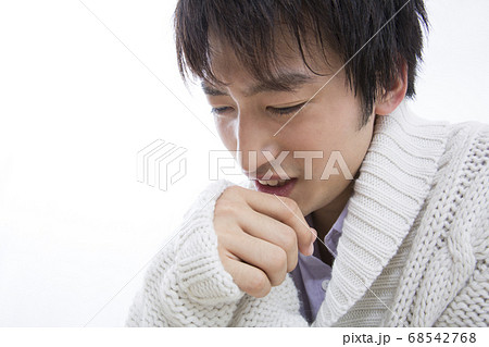 風邪の男性 風邪の男性 68542768