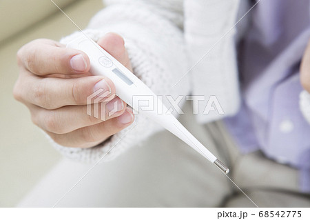 体温を測る男性 68542775