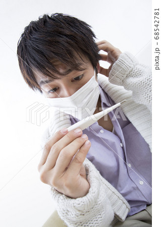 体温を測る男性 68542781