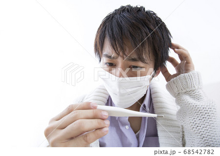 体温を測る男性 68542782