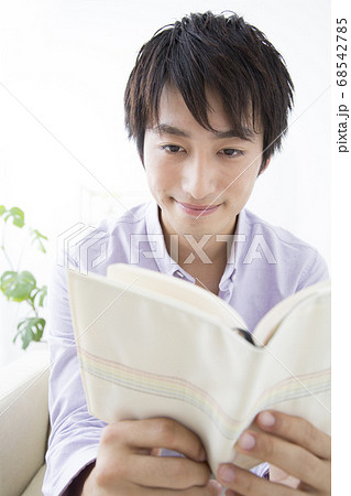 読書する男性 読書する男性 68542785
