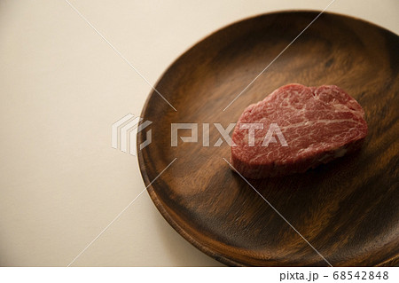 アカシアプレートにのせた生の肉厚牛フィレステーキ アカシアプレートにのせた生の肉厚牛フィレステーキ 68542848