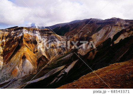 十勝岳登山 十勝岳温泉から登る D尾根から見える噴煙 十勝岳登山 十勝岳温泉から登る D尾根から見える噴煙 68543371