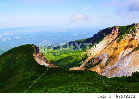 十勝岳登山 十勝岳温泉からの登山道から見える安政火口方面の写真素材