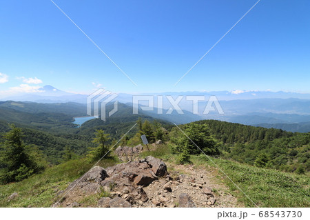 夏の大菩薩嶺の登山道からの富士山や南アルプスの眺め 68543730