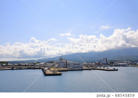 佐渡ヶ島、両津港フェーリーターミナル 68543859